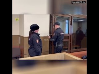 Суд заключил под стражу мужчину, который толкнул девушку под поезд на Войковской  Ему предъявили обв