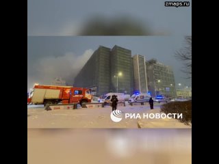 Пожарным удалось не допустить распространения огня на здание Известия Холл в центре Москвы: огонь