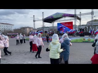 Закончился концерт флешмобом под «Севастопольский вальс»😍

От удовольствия повальсировать с приглашающими на танец артистами не