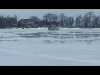 Автомобили на тающем озере