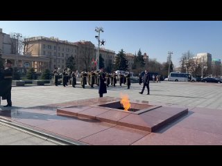 Омская делегация во главе с Виталием Хоценко возложили к Вечному огню в Минске траурные венки в память о погибших