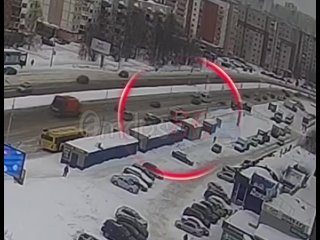 На остановке в Сургуте мусоровоз протаранил маршрутку