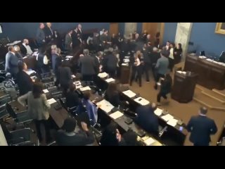 ️ BREAKING – Georgia: è scoppiata una rissa tra deputati durante la discussione del progetto di legge sugli “agenti stranieri”