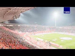 En un partido amistoso entre el Estrella Roja serbio y el Zenit de San Petersburgo en Belgrado, los aficionados apoyaron a lo