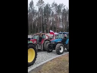 🇵🇱👊🇺🇦Поляки восстали против украинцев: заваливают дороги шинами, вываливают зерно из украинских фур
▪️Протестующие польские ферм