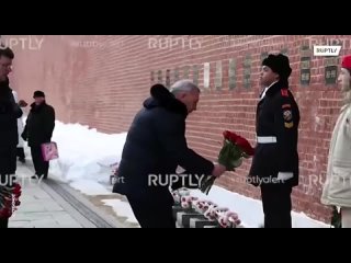 Глава «Роскосмоса» Юрий Борисов возложил цветы к месту захоронения Юрия Гагарина у Кремлёвской стены