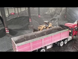 Operating skills Wheel loader loading 40 tons of crushed coal onto dump truck - Ying1