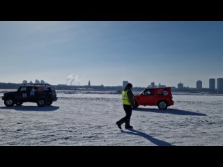 Ярчайшее представление команды КАМАЗ-мастер, чьи машины подняли в воздух весь снег с замерзшего Амура. Горячая борьба российск