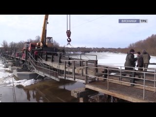 В Вязниках развели понтонный мост через реку Клязьма.