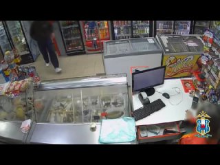 В Ростове 23-летний парень напал с ножом на продавца одного из магазиновПодозреваемого задержали полицейские.
