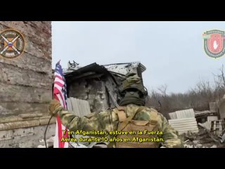 Brigadista internacional estadounidense y veterano de Afganistn coloca la bandera de su pas sobre las ruinas de Avdeevka