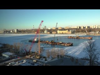 На месте строительства нового Большого Смоленского моста большая льдина навалилась на забитые трубы