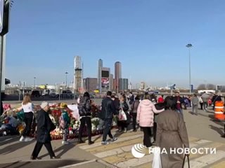 🇷🇺 People continue to bring flowers to the spontaneous memorial at Crocus