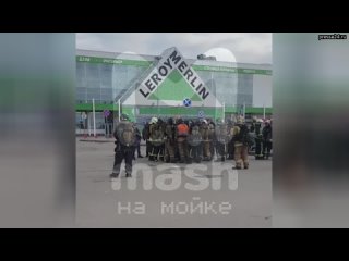 Силовики вывели на парковку ТЦ «Лондон Молл» в Петербурге мужчину, который сообщил о заложенной бомб