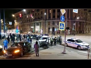 Момент жёсткой аварии с пятью легковушками в Петербурге