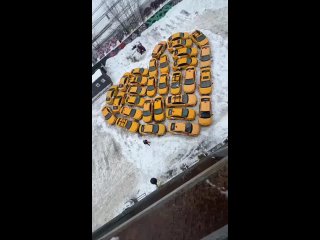 В Москве таксист пригнал к офису своей девушки 30 машин. Он выставил их в форме сердца и сделал предложение.