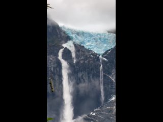Чили , Глейсер-водопад Вентискеро Колганте (Ventisquero Colgante в переводе с испанского Висячий Сугроб)