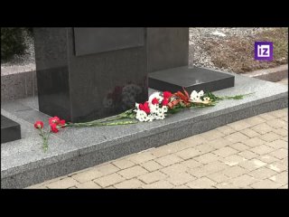 Участники всероссийской акции Нашим героям возложили цветы к пятникам Острая могила и Они отстояли Родину в Луганске. Меро