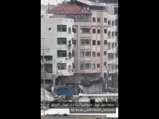 Израильские оккупационные солдаты штурмуют жилые дома в окрестностях медицинского комплекса Аль-Шифа, продолжая осаду больницы с