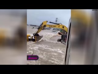 В Казахстане фура из-за паводков перевернулась на затопленной трассе   В Кабардинской области грузов