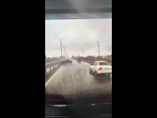 В Дагестане мужчина на высокой скорости врезался в отбойник, вылетел из машины и всего лишь отделался испугом.
