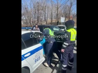 Во вторник, 26 марта, у торгового центра Черёмушки наряд ДПС заметил Suzuki Escudo, припаркованный с нарушением. Они потребова