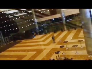 Видео самого начала теракта в «Крокусе» — люди прячутся за железными колоннами в холле, пока боевики врываются в зал ... (видео)