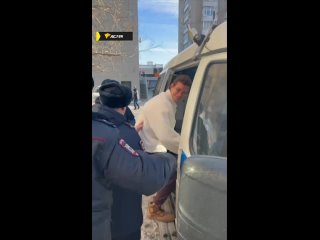 Никиту Кологривого увозят из отдела полиции