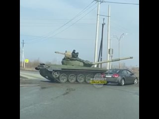 В Нижнем Тагиле танк врезался в легковушку