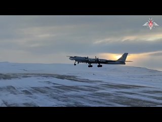 Пара стратегических бомбардировщиков Ту-95МС ВКС России в сопровождении истребителей Су-30СМ летят к берегам американской Аляски