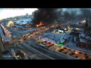 Рынок загорелся в центре Челябинска, площадь пожара составляет 200 квадратных метров,  ГУ МЧС.