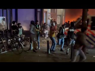 Толпа бунтующих эритрейских мигрантов подожгла автобус в Гааге (город в Нидерландах)