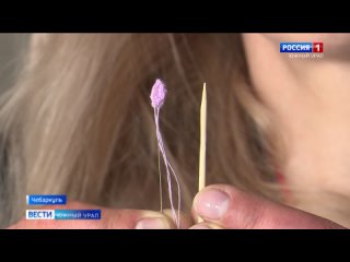 Жительница Челябинской области связала самые маленькие в России варежки