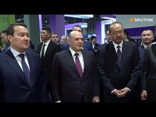 ️Занятное видео из Казахстана. На форуме Digital Almaty 2024 какой-то вип из «Яндекса» отчитывается казахстанскому премьеру Алих