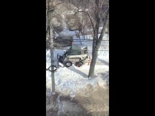 Снегоуборочная машина забуксовала в центре Ульяновска
