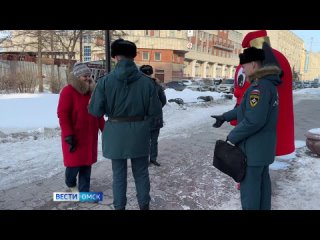 Огромный огнетушитель омичи встретили прямо на улице Омска