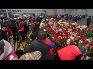 Глава Республики Коми Владимир Уйба возложил цветы у ТЦ Крокус Сити Холл в память о жертвах теракта