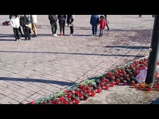Мемориал по погибшим в Крокус Сити Холл организован у стелы Город воинской славы в центре Петропавловска-Камчатского. Горожа