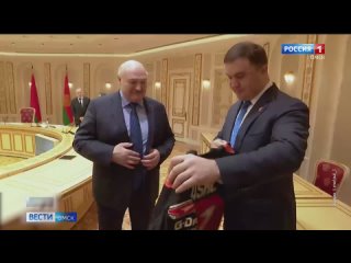 Александр Лукашенко получил в подарок свитер “Авангарда“