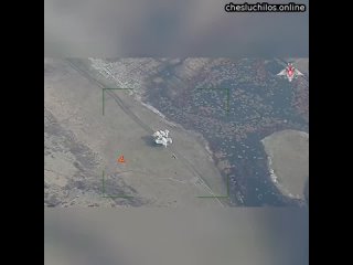 В Сети появились кадры уничтожения вертолетов ВСУ на скрытой площадке в ДНР  Три украинские вертушки
