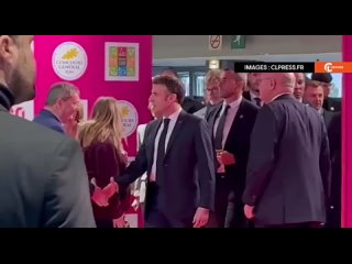 ⭐⭐⭐⭐⭐Emmanuel Macron tente une  première apparition publique au salon de l’agriculture sous les hués des agriculteurs.🤣😅