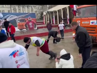 Крымский силач сдвинул с места 11-тонный КамАЗ Путина и установил новый рекорд