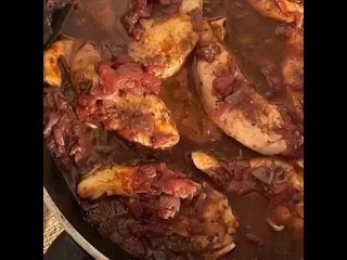 Ароматная курица с помидорами в винном соусе