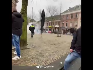 Антиисламские активисты, которых охраняла полиция, пытались сжечь Коран в центре нидерландского Арнема