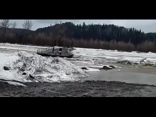 Понтонный мост с людьми сорвало течением в Кузбассе