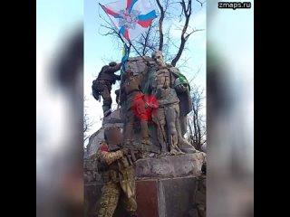 Флаги Минобороны России и Тувы развеваются у Парка культуры железнодорожников в Авдеевке — на памят