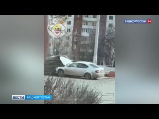В Уфе на улице Российской столкнулись два автомобиля: одна легковушка опрокинулась