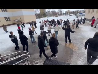Школьники Нефтеюганска устроили танцевальный флешмоб, посвящённый России. Мероприятие прошло на территории общеобразовательной