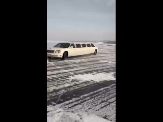 Дрифтом на лимузине по замерзшему Байкалу впечатлил пользователей Сети бывший мэр Иркутска Виктор Кондрашов.