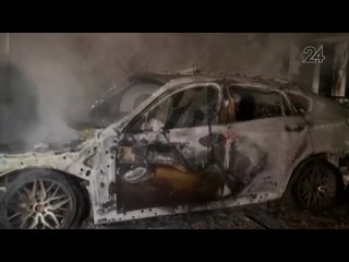 Огонь уничтожил BMW и повредил еще одну машину на парковке в Казани